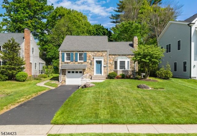 12 Duchamp Pl, Chatham Boro, NJ 07928