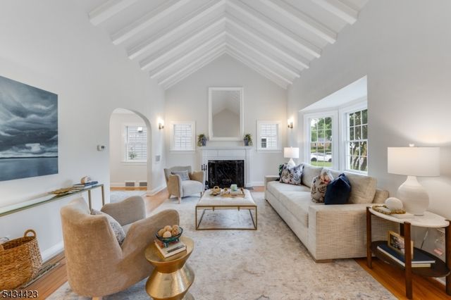 12 Duchamp Pl, Chatham Boro, NJ 07928