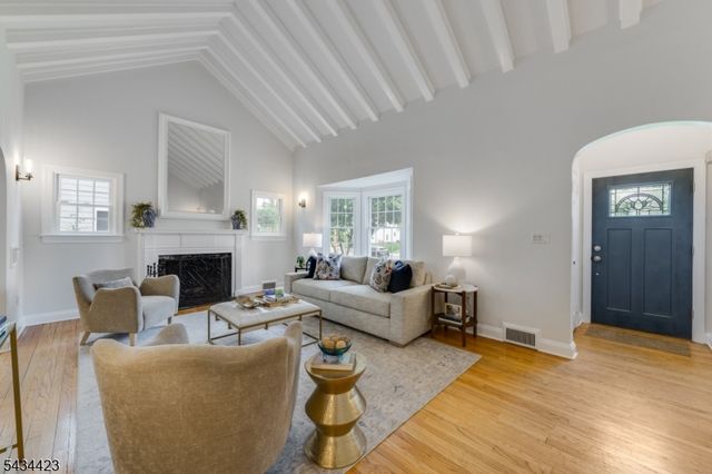12 Duchamp Pl, Chatham Boro, NJ 07928