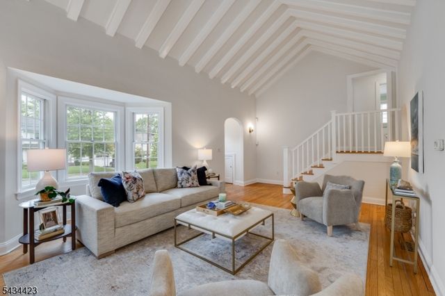 12 Duchamp Pl, Chatham Boro, NJ 07928