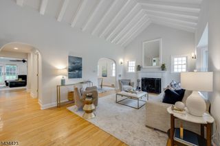 12 Duchamp Pl, Chatham Boro, NJ 07928