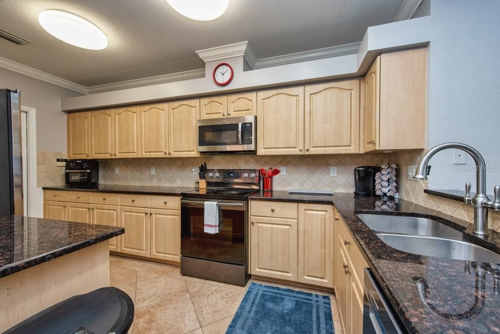 Image 11 of property listing at 720 SANDY HILLS AVENUE, Tarpon Springs, FL 34689