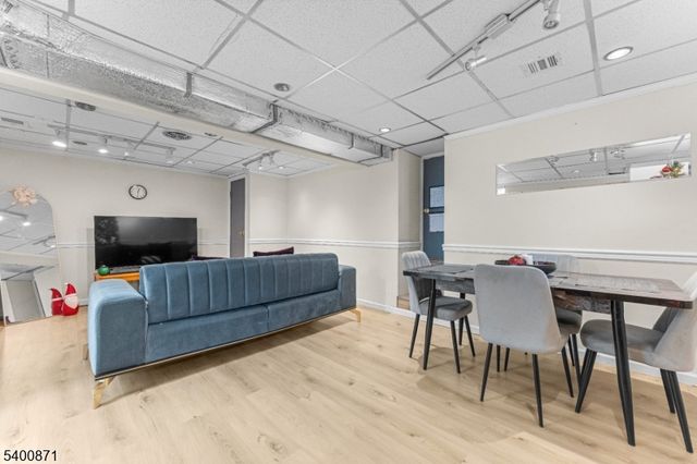 7 Lake St, Fair Lawn Boro, NJ 07410