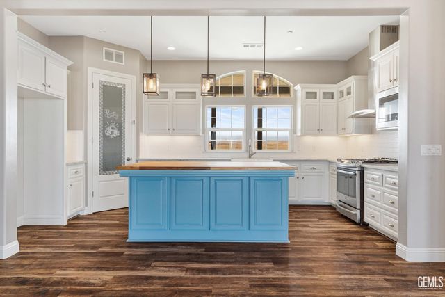 393 Famoso Hills Drive, Bakersfield, CA 93308