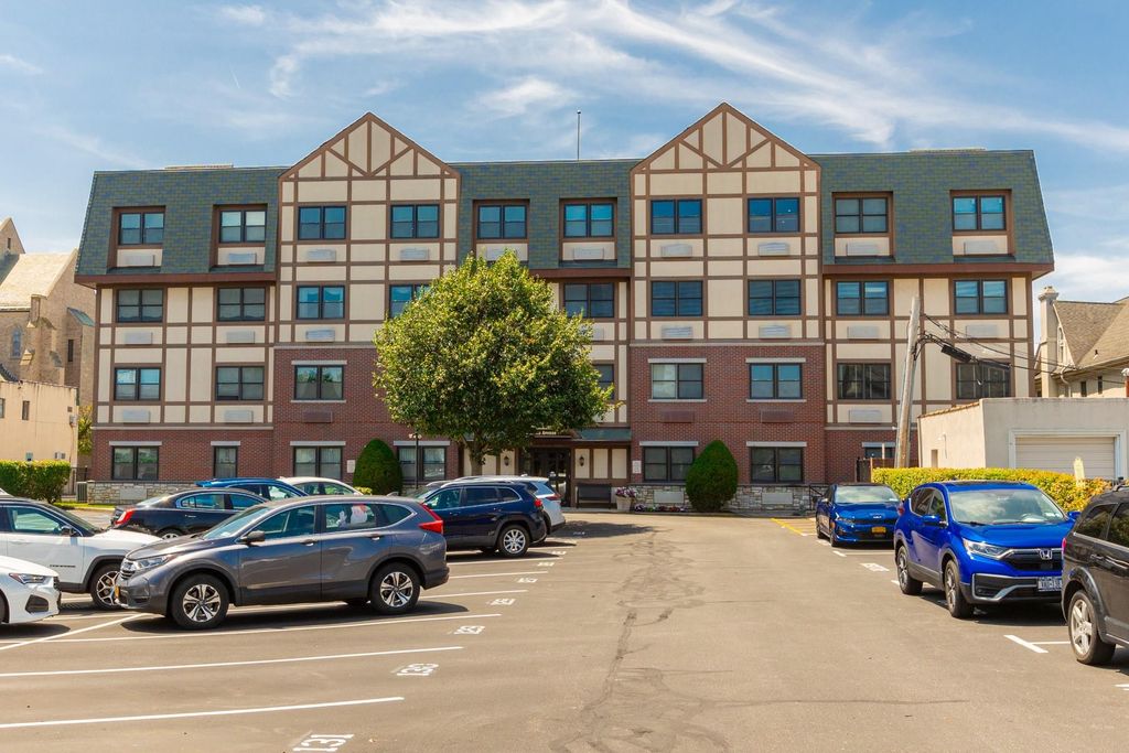 55 Clinton Avenue 403, Rockville Centre, NY 11570