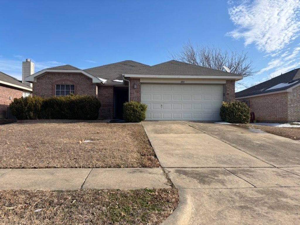 1008 Rock Springs Drive, Burleson, TX 76028