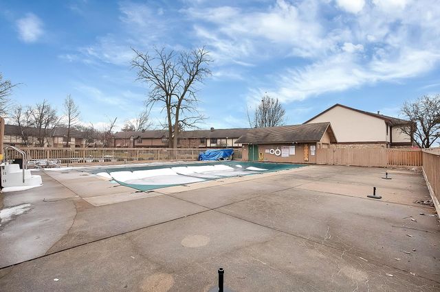 97 Stornoway Drive W, Columbus, OH 43213