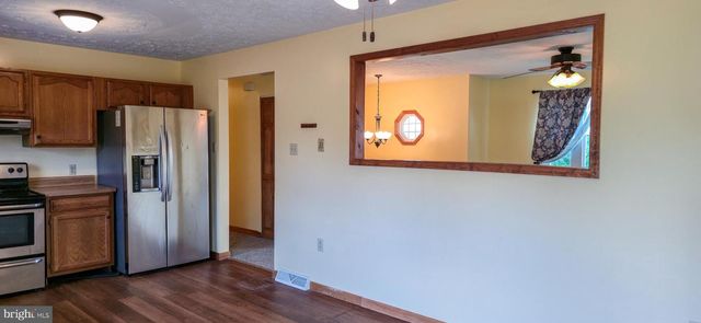 910 E BUTTER RD, York, PA 17406