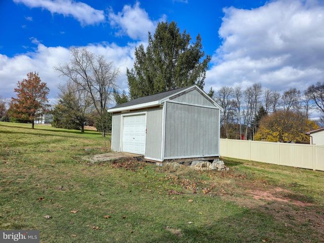 910 E BUTTER RD, York, PA 17406