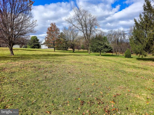 910 E BUTTER RD, York, PA 17406