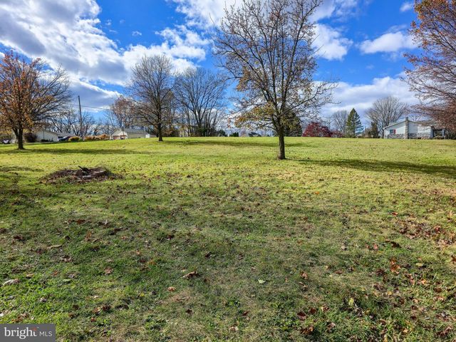 910 E BUTTER RD, York, PA 17406