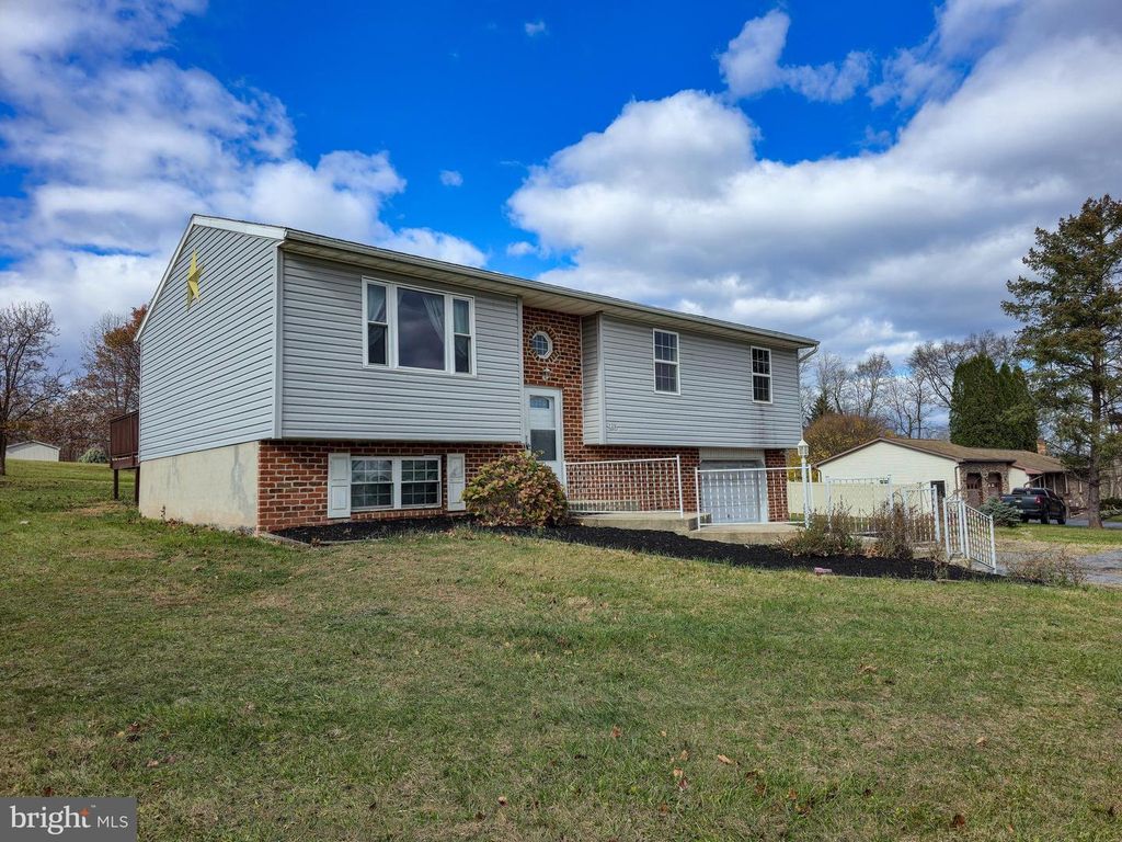 910 E BUTTER RD, York, PA 17406
