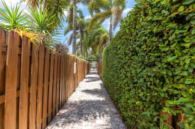1200 NE 17th Court 8, Fort Lauderdale, FL 33305