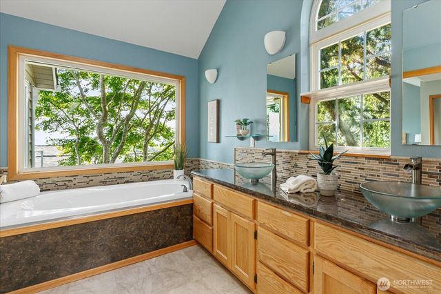 4633 Tanner View Drive, Clinton, WA 98236
