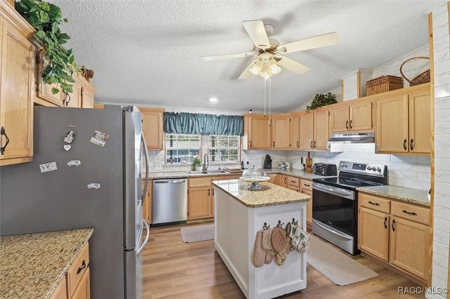 1598 S Iroquois Avenue, Homosassa, FL 34448