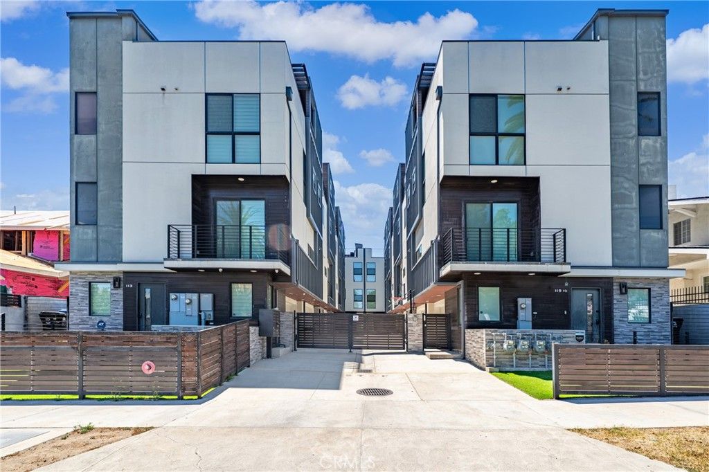 Image 1 of property listing at 113 1/2 N Manhattan, Los Angeles, CA 90004