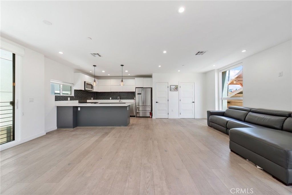 Image 11 of property listing at 113 1/2 N Manhattan, Los Angeles, CA 90004