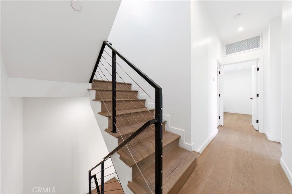 Image 12 of property listing at 113 1/2 N Manhattan, Los Angeles, CA 90004