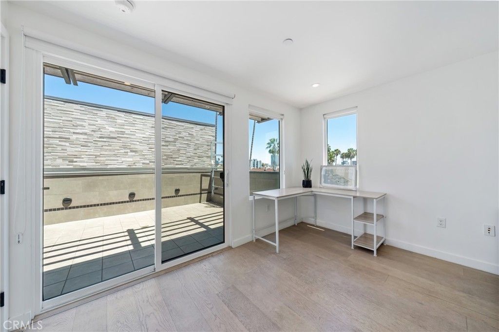 Image 13 of property listing at 113 1/2 N Manhattan, Los Angeles, CA 90004