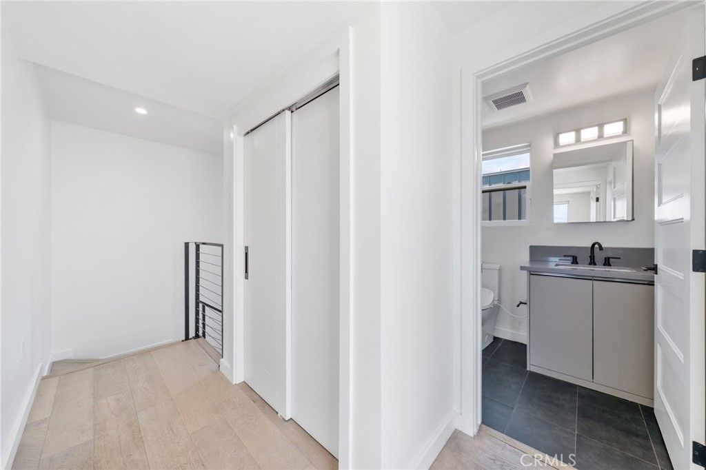 Image 14 of property listing at 113 1/2 N Manhattan, Los Angeles, CA 90004