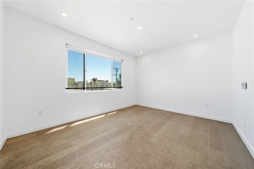 Image 15 of property listing at 113 1/2 N Manhattan, Los Angeles, CA 90004