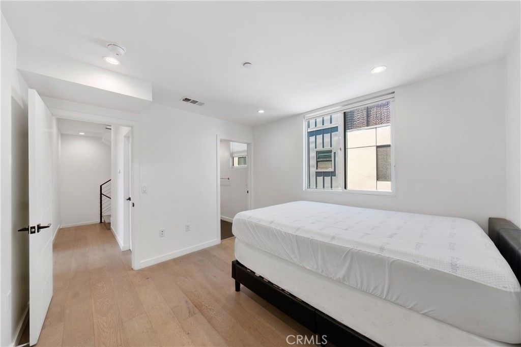 Image 16 of property listing at 113 1/2 N Manhattan, Los Angeles, CA 90004