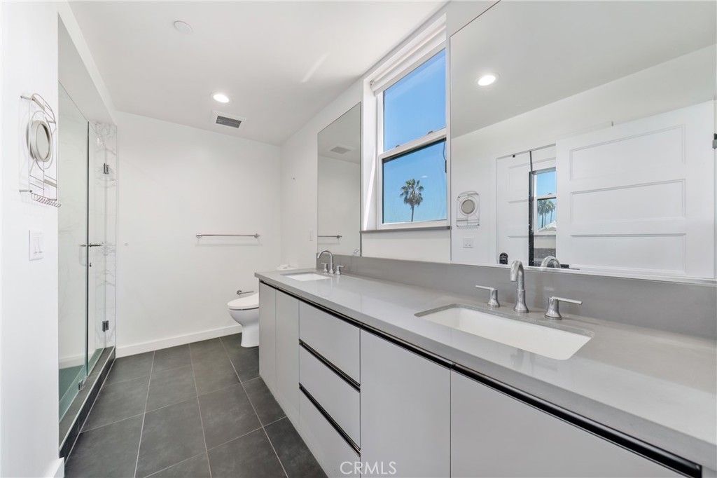 Image 17 of property listing at 113 1/2 N Manhattan, Los Angeles, CA 90004