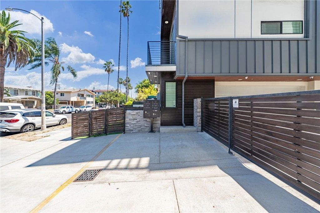 Image 2 of property listing at 113 1/2 N Manhattan, Los Angeles, CA 90004