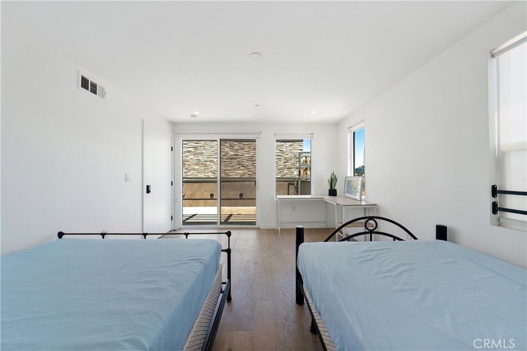 Image 20 of property listing at 113 1/2 N Manhattan, Los Angeles, CA 90004