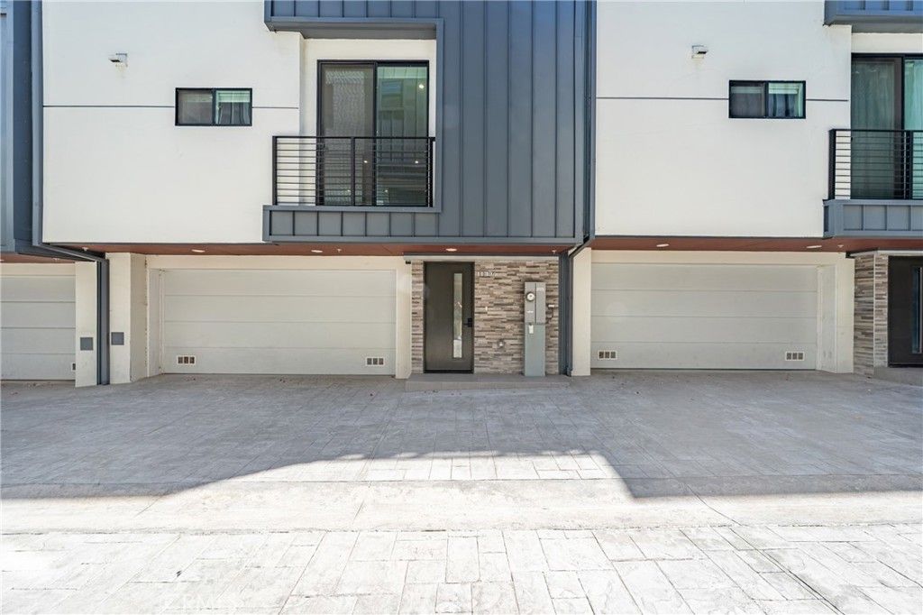 Image 23 of property listing at 113 1/2 N Manhattan, Los Angeles, CA 90004
