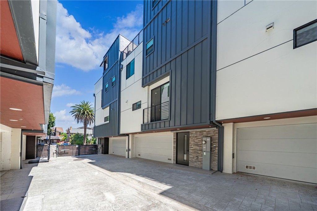 Image 3 of property listing at 113 1/2 N Manhattan, Los Angeles, CA 90004