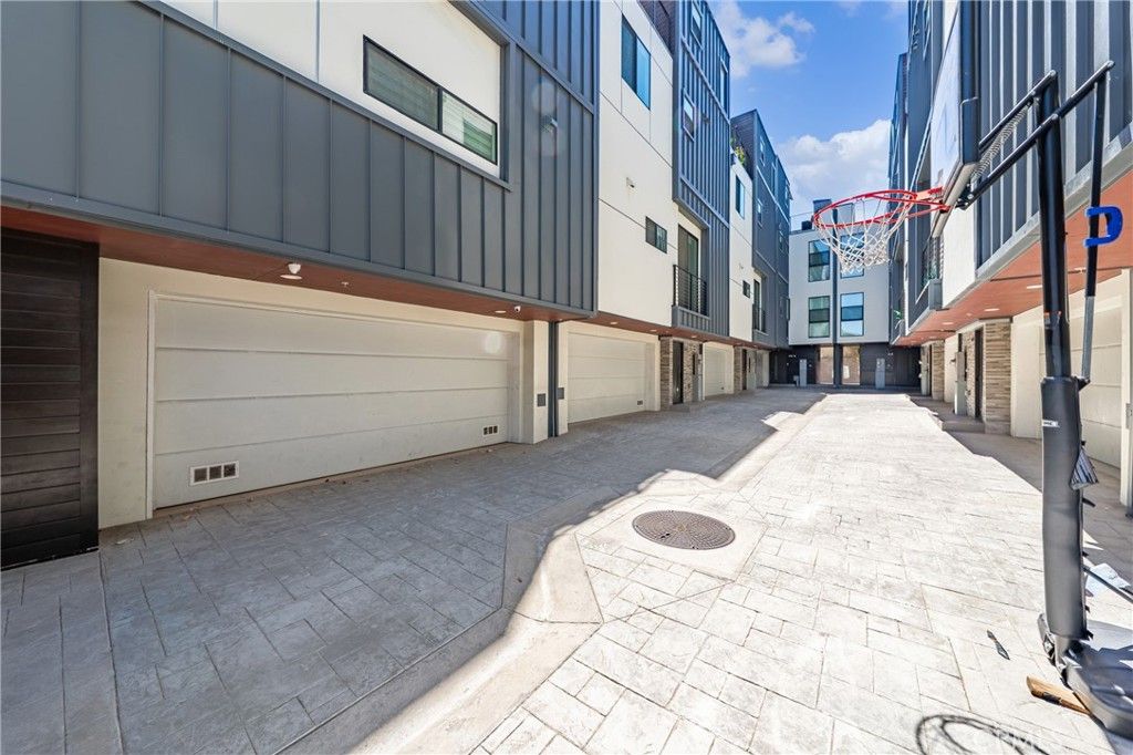 Image 4 of property listing at 113 1/2 N Manhattan, Los Angeles, CA 90004