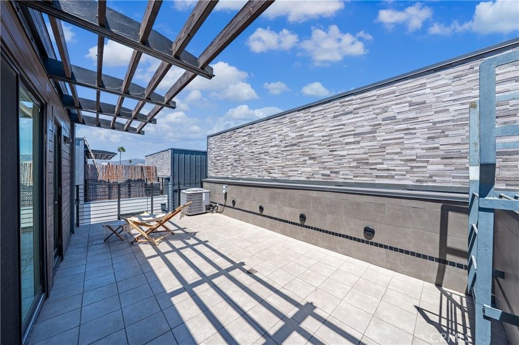 Image 5 of property listing at 113 1/2 N Manhattan, Los Angeles, CA 90004