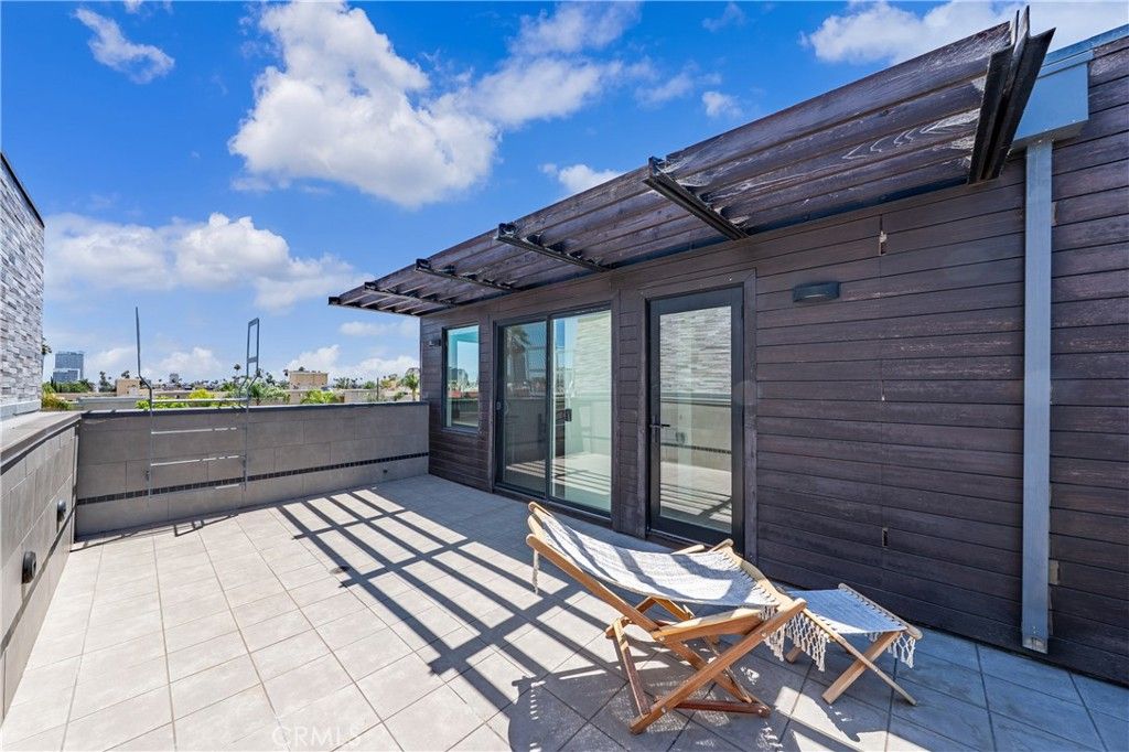 Image 6 of property listing at 113 1/2 N Manhattan, Los Angeles, CA 90004