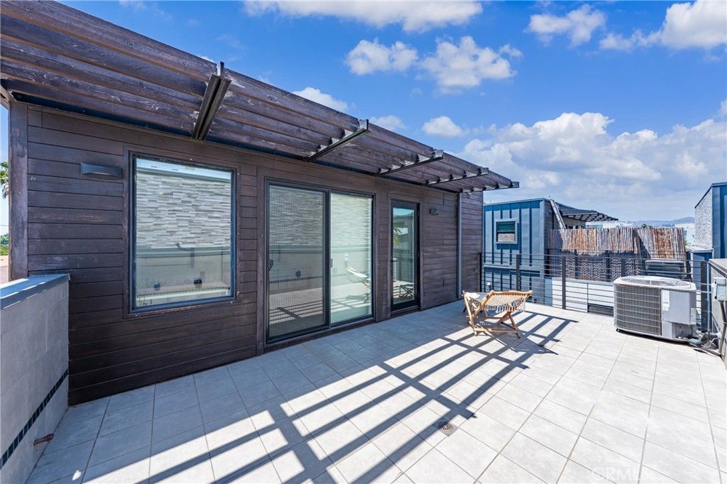 Image 7 of property listing at 113 1/2 N Manhattan, Los Angeles, CA 90004