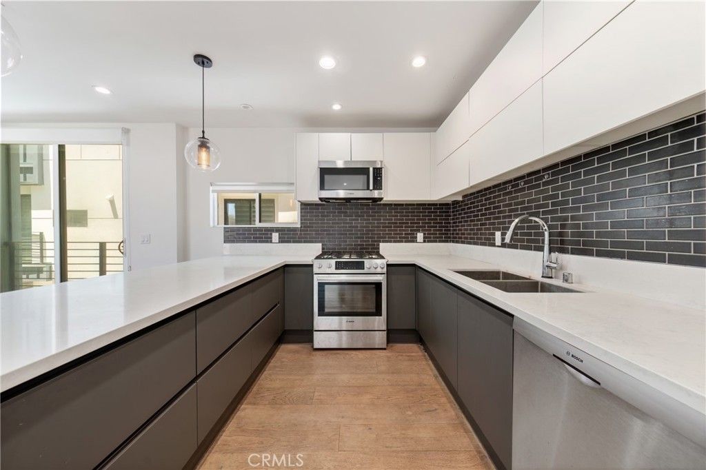 Image 9 of property listing at 113 1/2 N Manhattan, Los Angeles, CA 90004