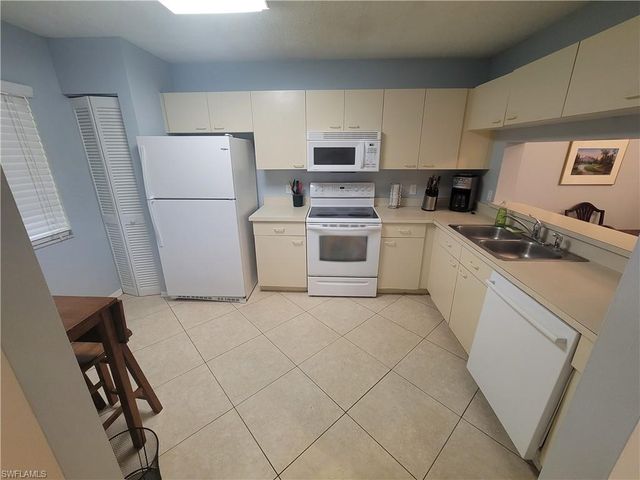 7731 Jewel LN 204, Naples, FL 34109