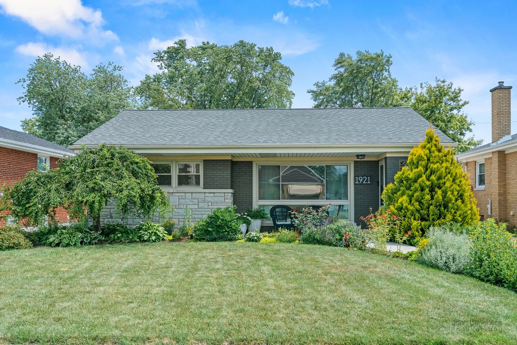 1921 Buckingham Avenue, Westchester, IL 60154