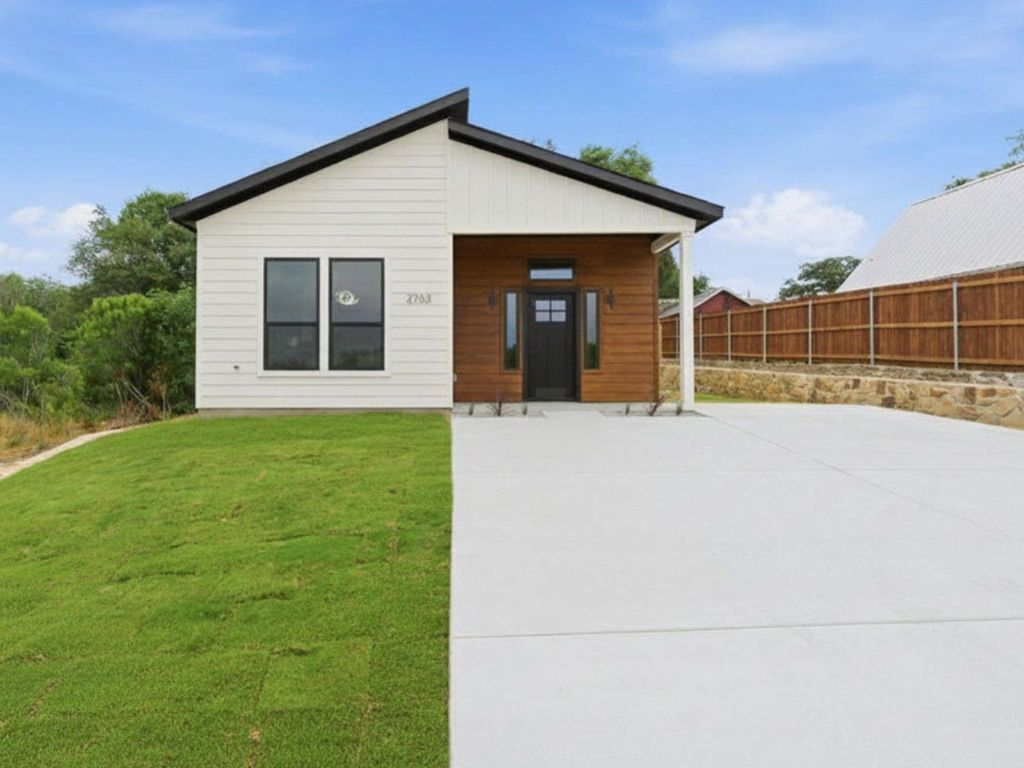2703 Brazos River Drive, Granbury, TX 76048 — photo 2