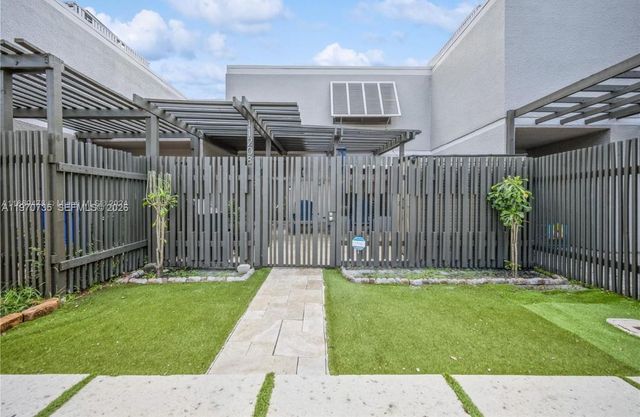 11208 NW 15th St, Pembroke Pines, FL 33026