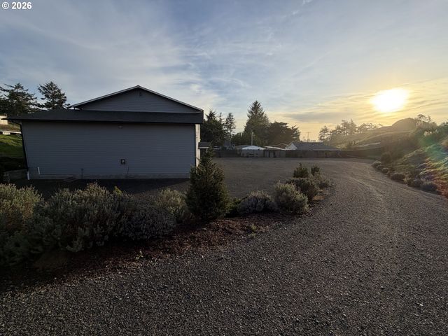 788 PATRICK St, Coos Bay, OR 97420