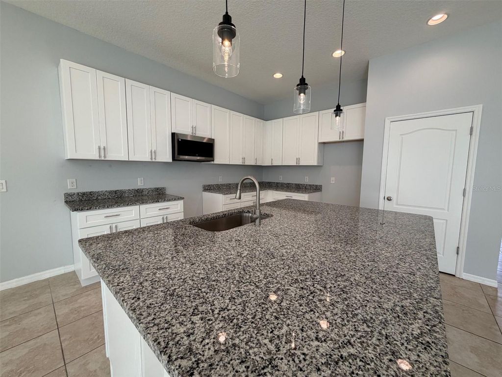 Image 6 of property listing at 1066 ALDER TREE DR., Apopka, FL 32703