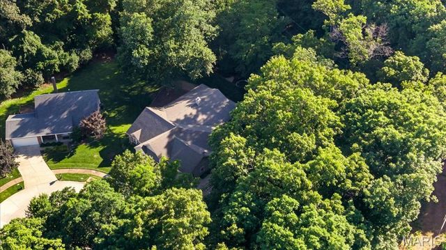 884 Village Brook Court, Ballwin, MO 63021