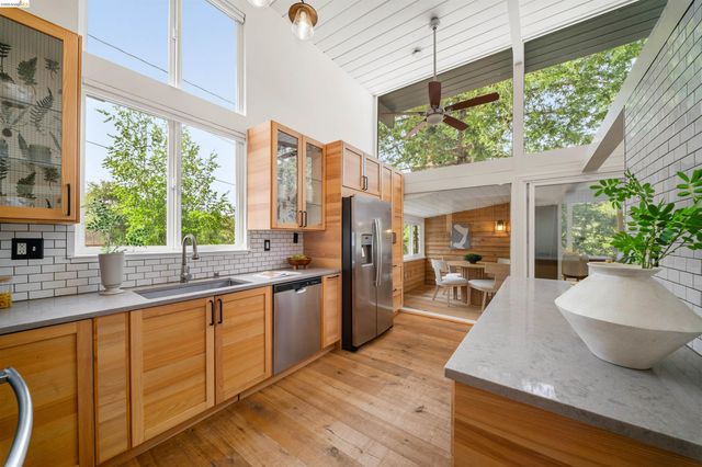 6406 Oakwood Dr, Oakland, CA 94611