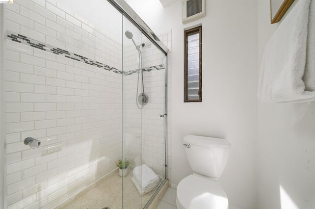 6406 Oakwood Dr, Oakland, CA 94611