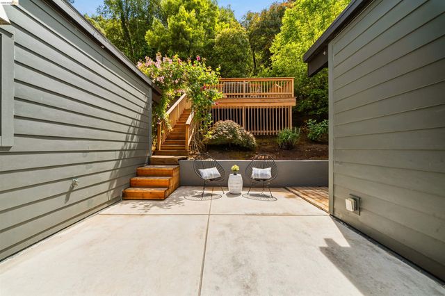 6406 Oakwood Dr, Oakland, CA 94611