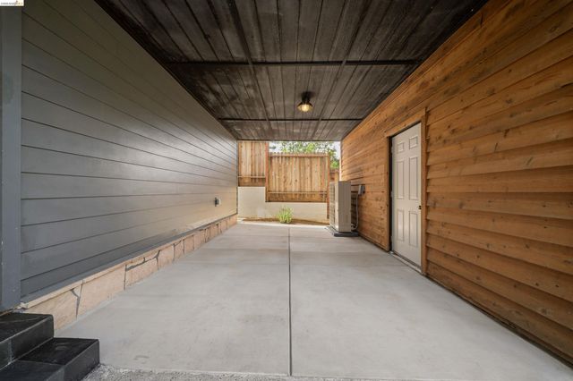 6406 Oakwood Dr, Oakland, CA 94611