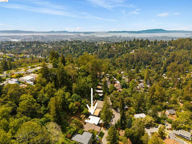 6406 Oakwood Dr, Oakland, CA 94611