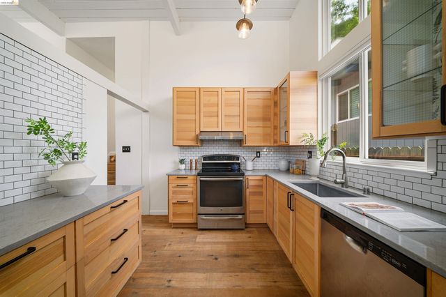 6406 Oakwood Dr, Oakland, CA 94611