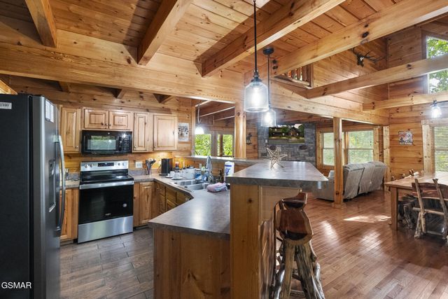 635 Gatlinburg Falls Way, Gatlinburg, TN 37738